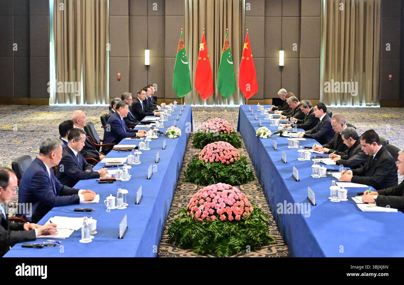 Astana, Kazakistan. 17 giugno 2025. Il presidente cinese Xi Jinping incontra il presidente turkmeno Serdar Berdimuhamedov a margine del secondo vertice Cina-Asia centrale ad Astana, Kazakistan, 17 giugno 2025. Crediti: Zhai Jianlan/Xinhua/Alamy Live News Foto Stock