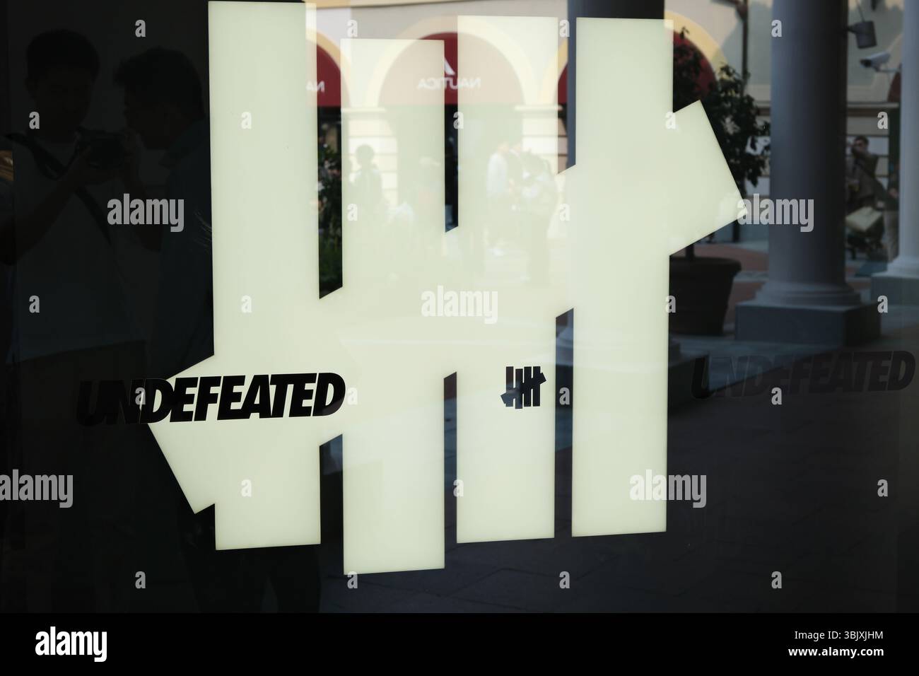 Shanghai, Cina - 5 aprile 2025: Logo aziendale del marchio imbattuto Foto Stock