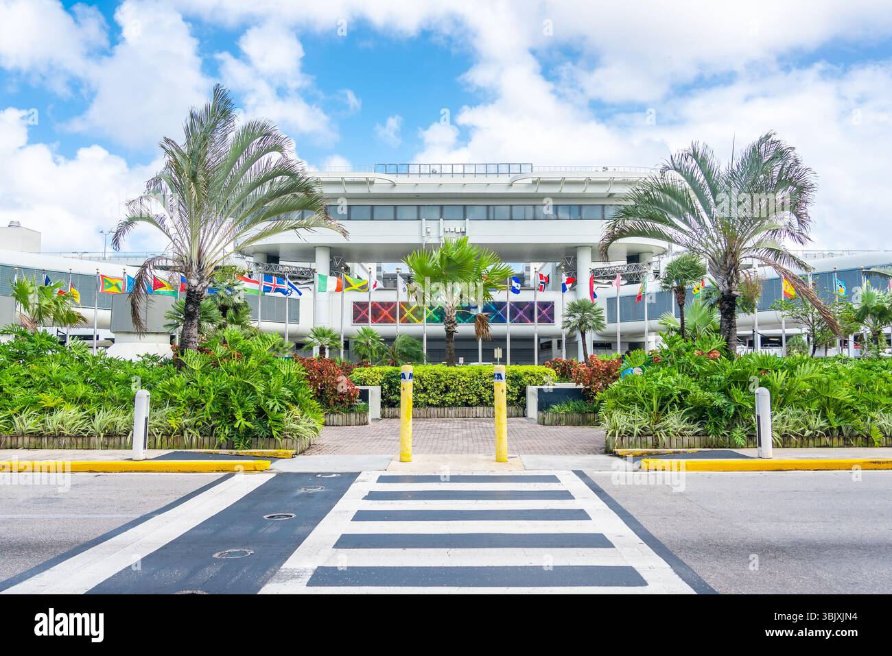 Miami, Stati Uniti - 21 settembre 2019 - Aeroporto internazionale di Miami con bandiere di diversi paesi Foto Stock