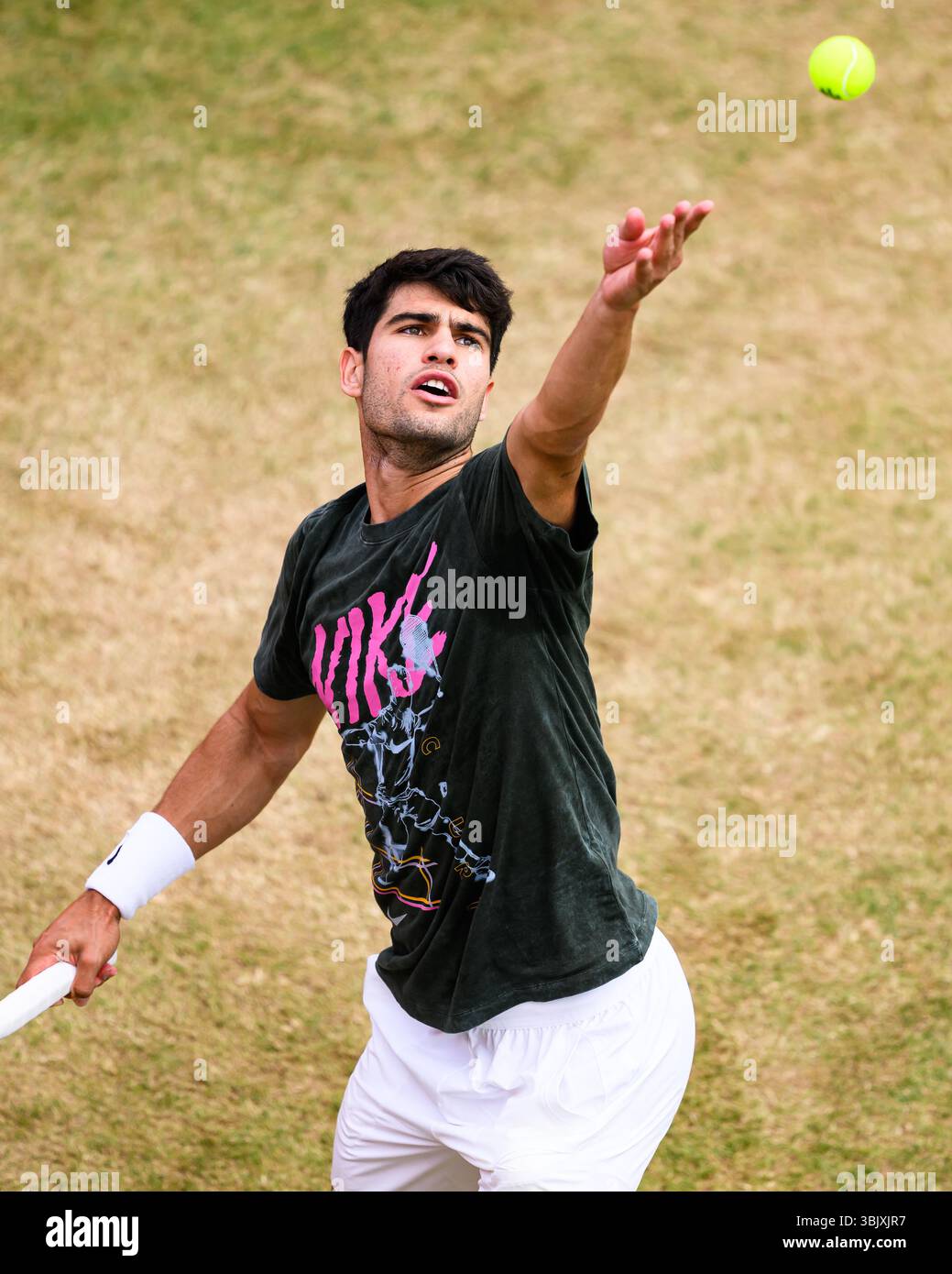 LONDRA, REGNO UNITO, 17 giugno: Carlos Alcaraz (ESP) in sessione di allenamento mattutina durante l'ATP 500 il giorno 8 dei Campionati HSBC 2025 al Queen's Club martedì 17 giugno 2025 a LONDRA, REGNO UNITO. Crediti: Taka Wu/Alamy Live News Foto Stock