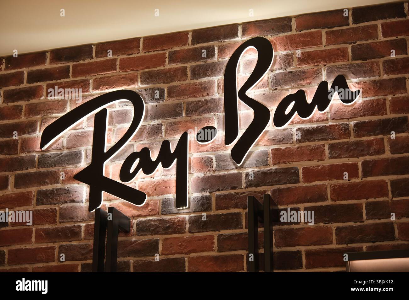 Shanghai, Cina - 5 aprile 2025: Logo ray-Ban Foto Stock