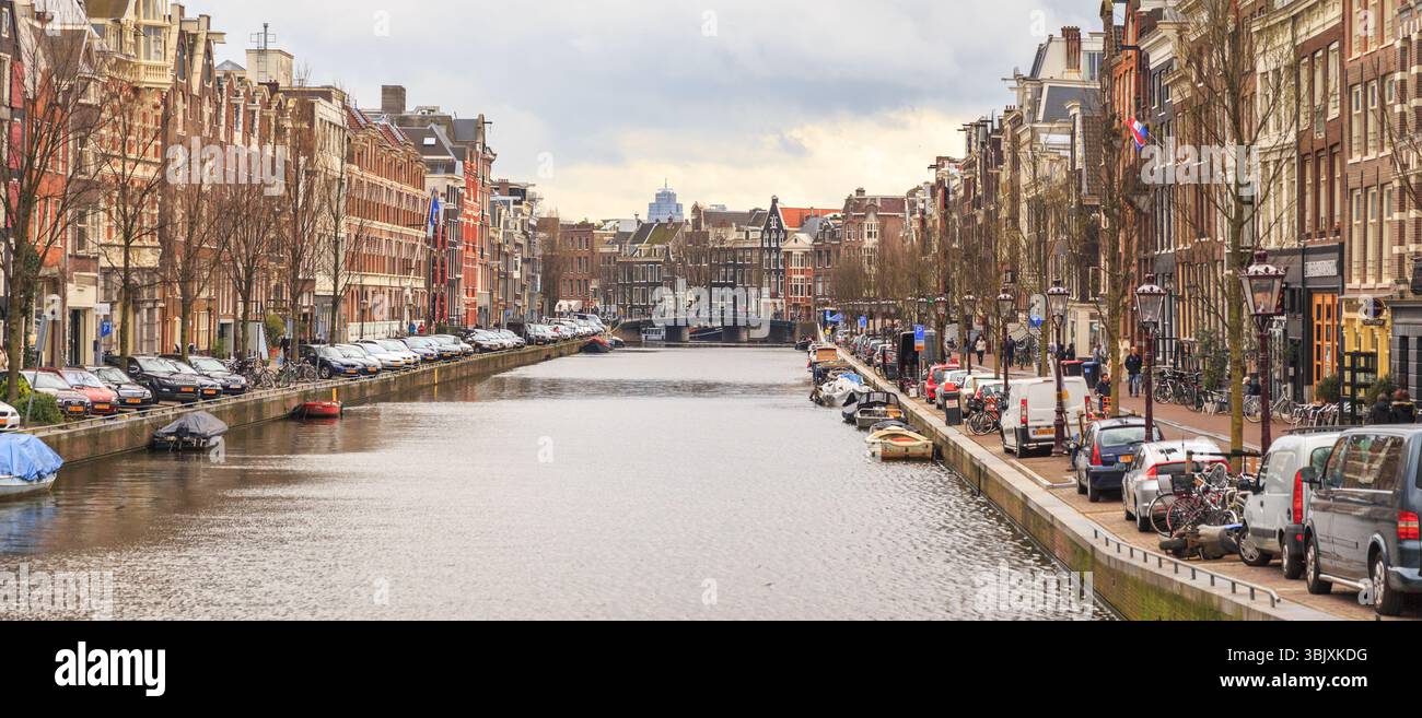 AMSTERDAM, PAESI BASSI - 15 MARZO: Strade della città con canali, il 15 marzo 2014 ad Amsterdam Foto Stock