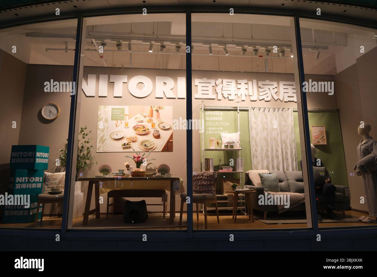 Shanghai, Cina - 5 aprile 2025: Vetrina del negozio Nitori Foto Stock