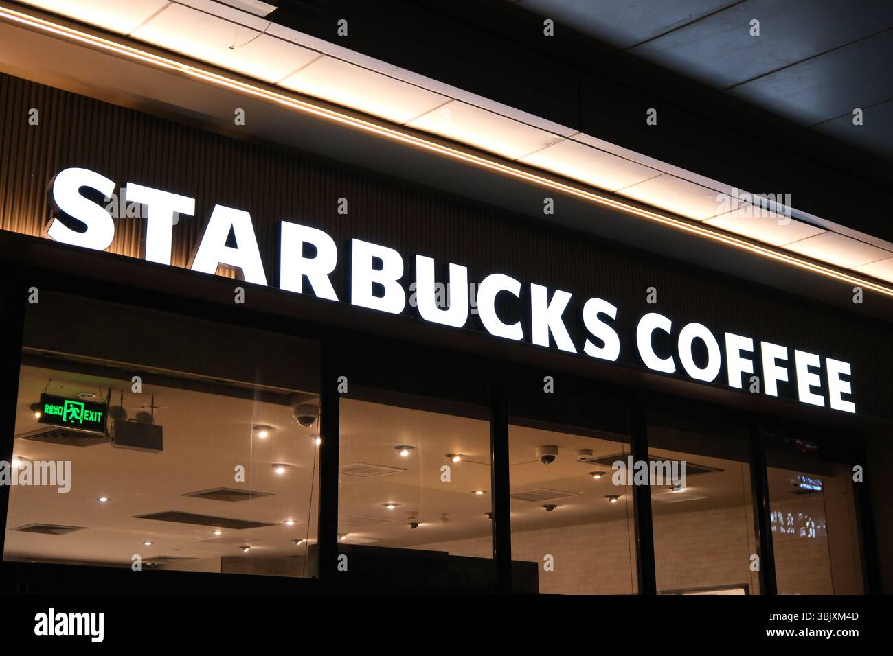 Shanghai, Cina - 5 aprile 2025: Logo aziendale del marchio Starbucks Coffee sul negozio Foto Stock