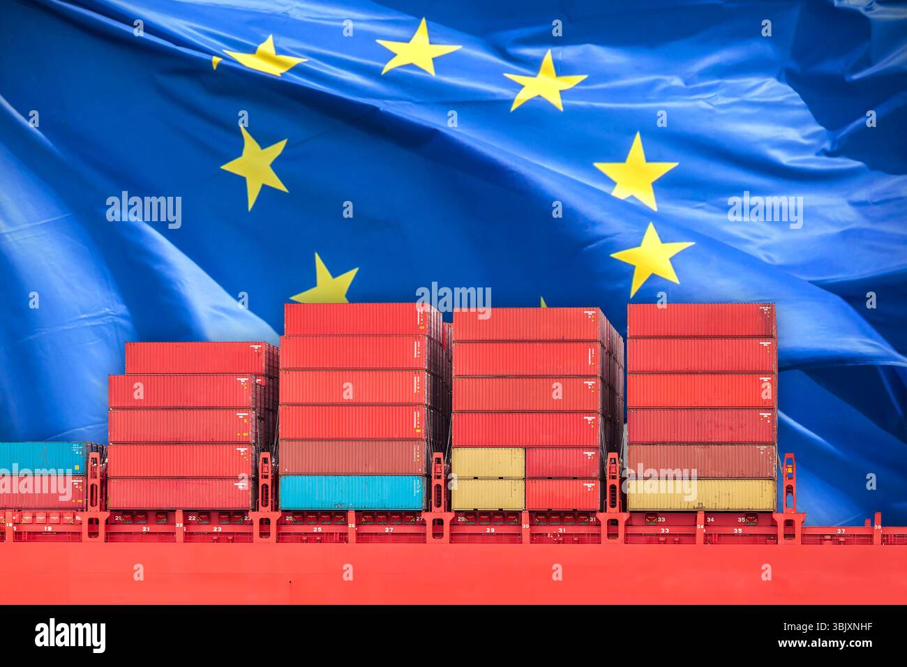 Concetto di guerra commerciale delle tariffe statunitensi con navi portacontainer di fronte alla bandiera europea Foto Stock