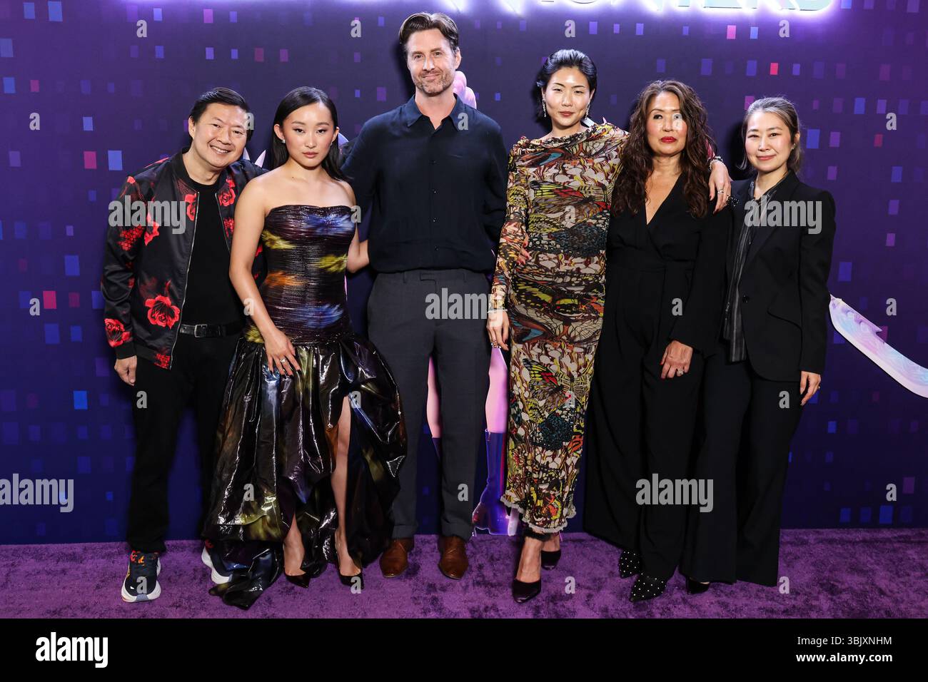HOLLYWOOD, LOS ANGELES, CALIFORNIA, STATI UNITI - 16 GIUGNO: attore americano, comico e medico autorizzato Ken Jeong (Kendrick Kang-Joh Jeong), attrice americana Ji-Young Yoo (SunHee Seo), illustratore americano, designer di produzione e regista Chris Appelhans, attrice, cantante e modella americana Arden Cho, modella americana, attrice e artista May Hong, Michelle Wong e regista alla Sony Pictures Animation Maggie Kang 2025 Foto Stock