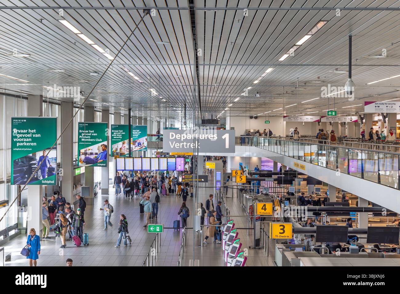 Schiphol, Paesi Bassi - 14 aprile 2025: Area del terminal di partenza olandese con persone all'aeroporto di Schiphol, Paesi Bassi Foto Stock