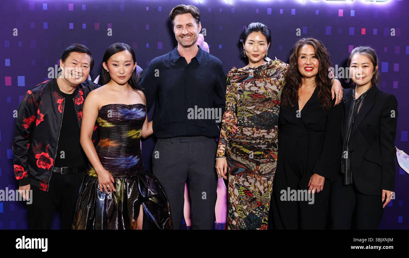 HOLLYWOOD, LOS ANGELES, CALIFORNIA, STATI UNITI - 16 GIUGNO: attore americano, comico e medico autorizzato Ken Jeong (Kendrick Kang-Joh Jeong), attrice americana Ji-Young Yoo (SunHee Seo), illustratore americano, designer di produzione e regista Chris Appelhans, attrice, cantante e modella americana Arden Cho, modella americana, attrice e artista May Hong, Michelle Wong e regista alla Sony Pictures Animation Maggie Kang 2025 Foto Stock