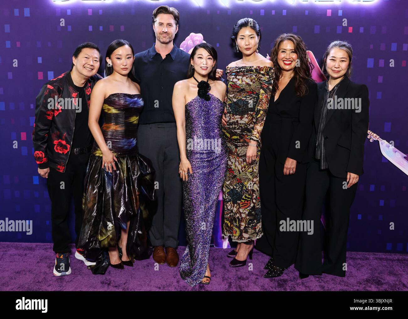 HOLLYWOOD, LOS ANGELES, CALIFORNIA, STATI UNITI - 16 GIUGNO: attore americano, comico e medico autorizzato Ken Jeong (Kendrick Kang-Joh Jeong), attrice americana Ji-Young Yoo (SunHee Seo), illustratore americano, designer di produzione e regista Chris Appelhans, attrice, cantante e modella americana Arden Cho, modella americana, attrice e artista May Hong, Michelle Wong e regista alla Sony Pictures Animation Maggie Kang 2025 Foto Stock