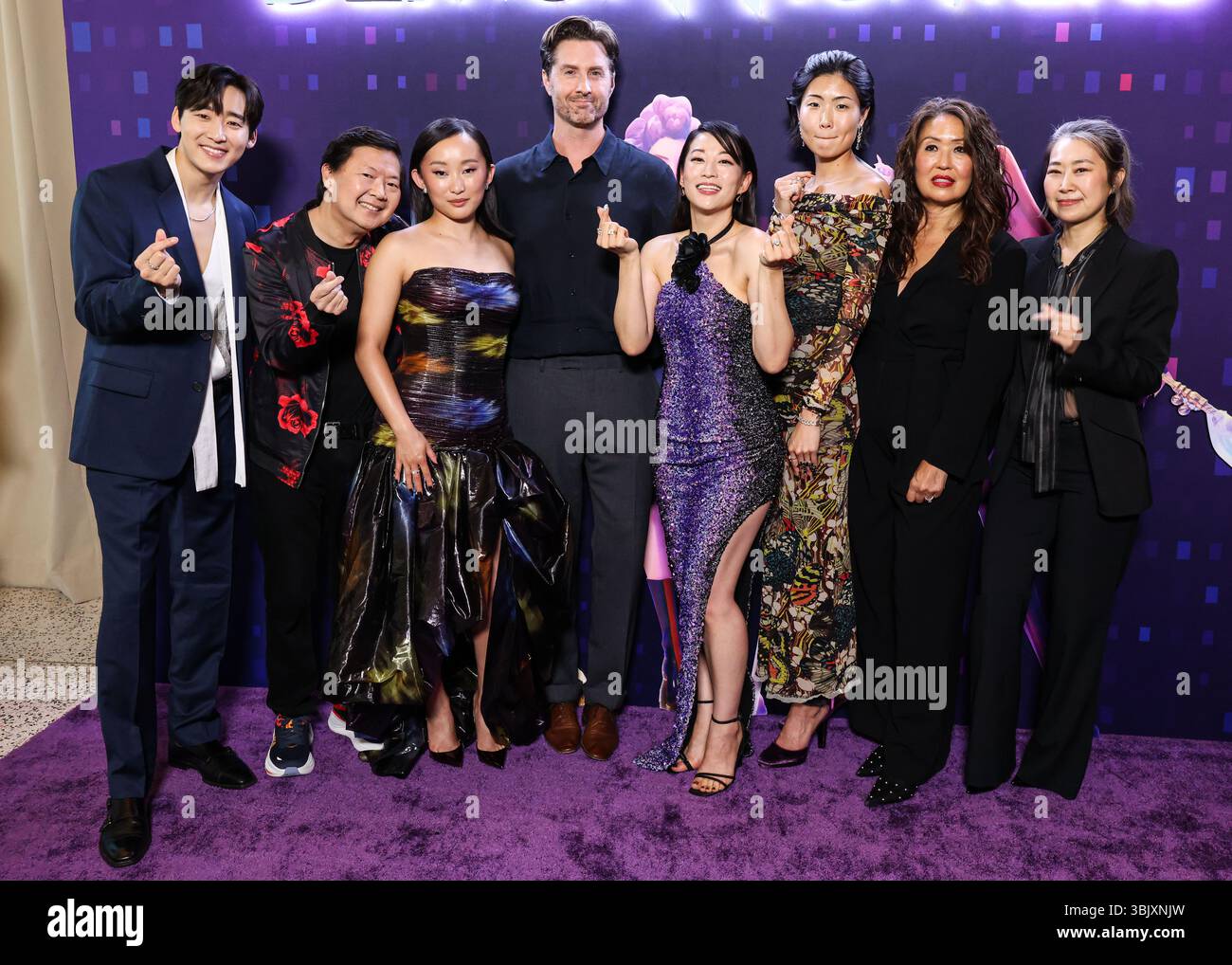 HOLLYWOOD, LOS ANGELES, CALIFORNIA, STATI UNITI - 16 GIUGNO: il cantautore sudcoreano-americano e conduttore televisivo Kevin Woo, attore, comico e medico autorizzato Ken Jeong (Kendrick Kang-Joh Jeong), l'attrice americana Ji-Young Yoo (SunHee Seo), illustratore americano, designer di produzione e regista Chris Appelhans, attrice americana, cantante e modella Arden Cho, modella americana, attrice, attrice, attrice e artista May Hong, Michelle Wong e regista alla Sony Pictures Pop al Deming 's Entertainment 'Netflix 's Pop 's Show 's Show 's Night 's Show 's Show 's Show 's Show 's Show 's Show 's Show 'Netflix ' Foto Stock