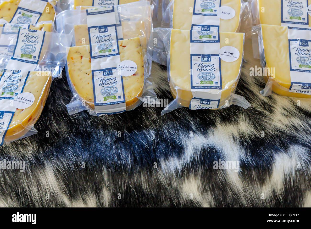 Kampen, Paesi Bassi - 5 aprile 2025: Bancarelle di mercato con formaggio fresco olandese biologico contadino a Kampen, Paesi Bassi Foto Stock