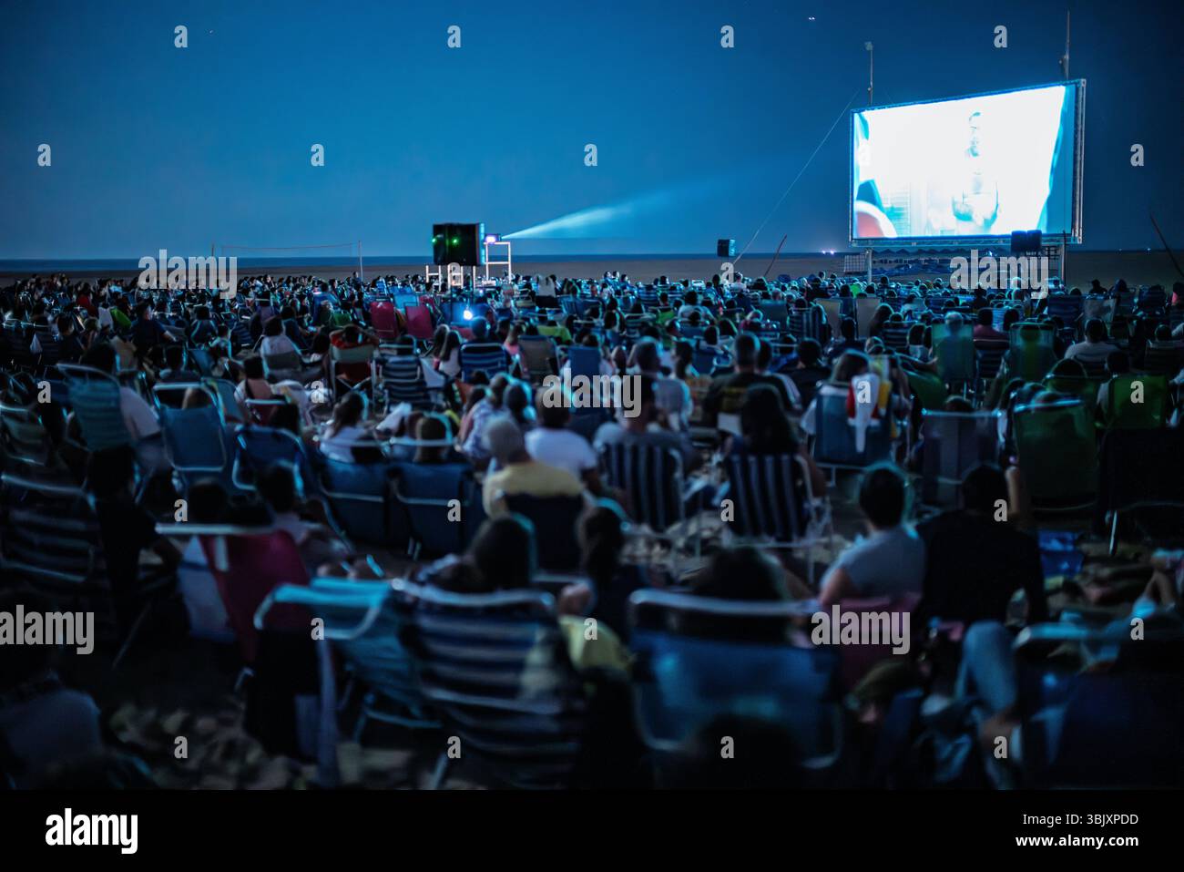 Ayamonte, Spagna, 23 agosto 2018, i visitatori possono godersi un film sotto le stelle in un cinema sulla spiaggia di Isla Canela, Ayamonte, creando una vivace atmosfera estiva. Foto Stock