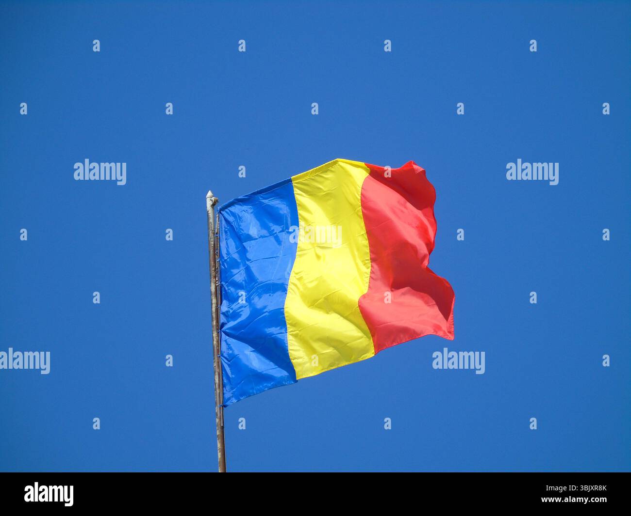 Bandiera rumena blu, gialla e rossa che vola a Bucarest Foto Stock