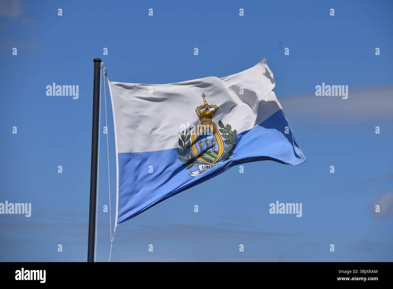 Bandiera di San Marino in volo sulla brezza Foto Stock