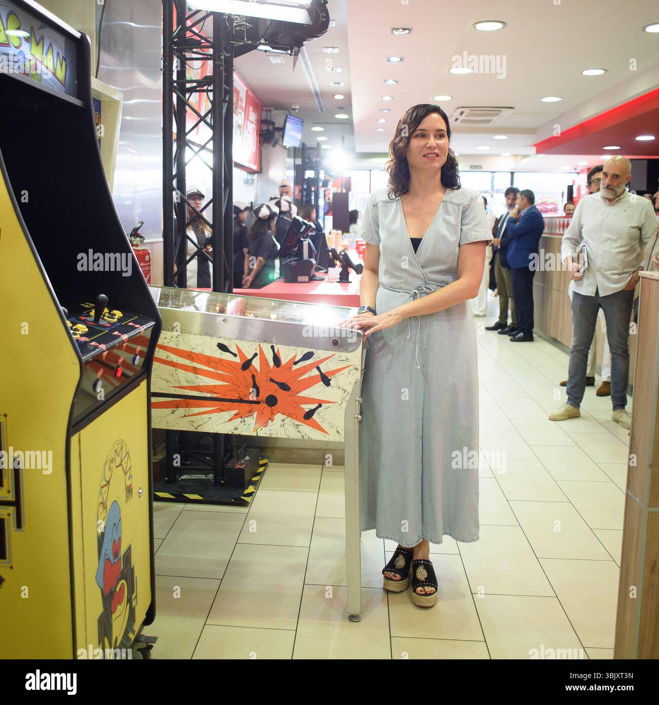 Il presidente della Comunità di Madrid, Isabel Diaz Ayuso, durante l'evento per commemorare il 50° anniversario del ristorante Burger King c Foto Stock