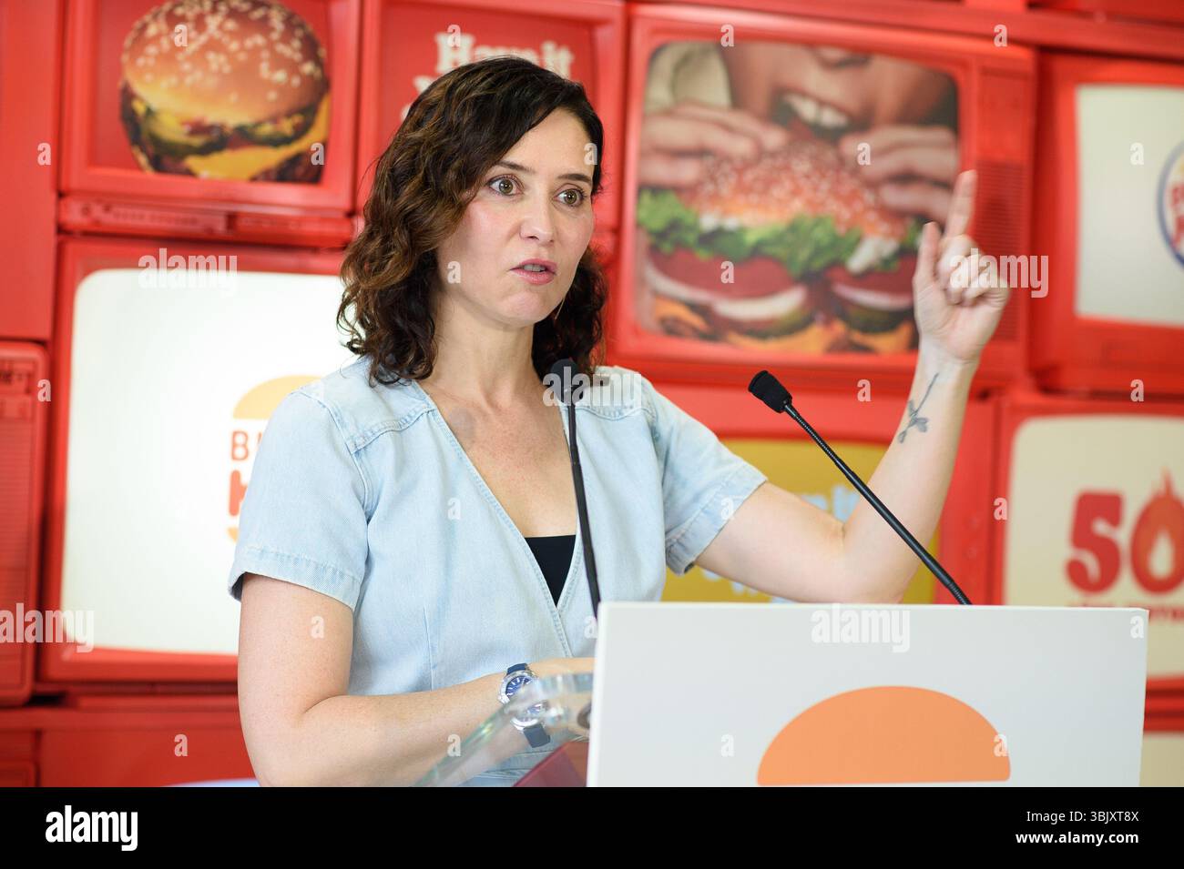 Il presidente della Comunità di Madrid, Isabel Diaz Ayuso, durante l'evento per commemorare il 50° anniversario del ristorante Burger King c Foto Stock