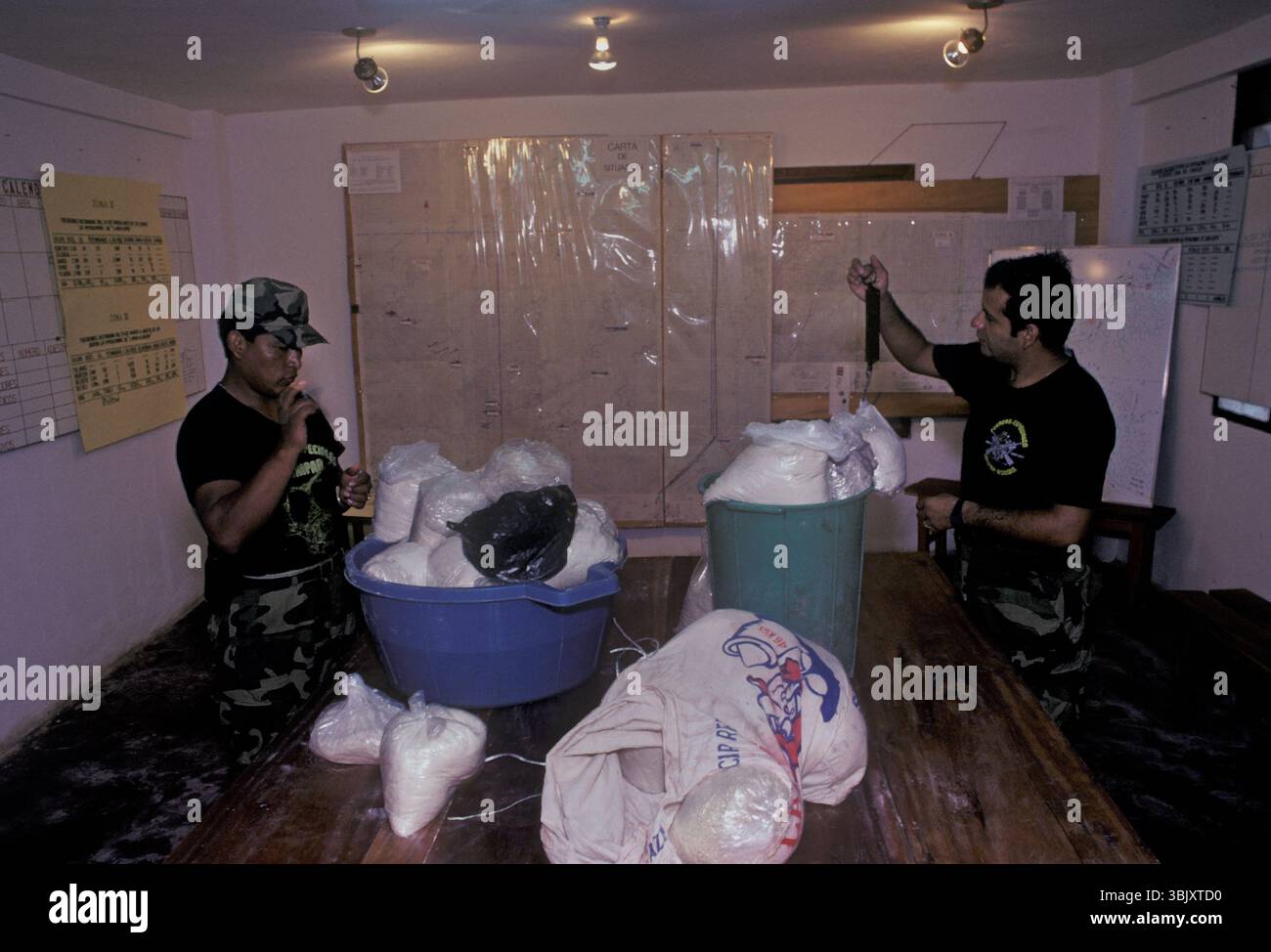 Cocaina del valore di 22 milioni di dollari sequestrata dalla polizia anti-narcotica in incursioni nei laboratori della giungla amazzonica per raffinare le foglie di coca.Chapare, Bolivia Foto Stock