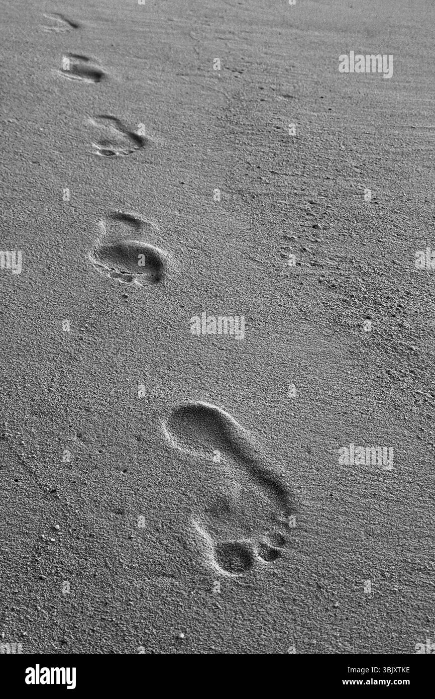 Impronte in bianco e nero sulla spiaggia delle Maldive Foto Stock