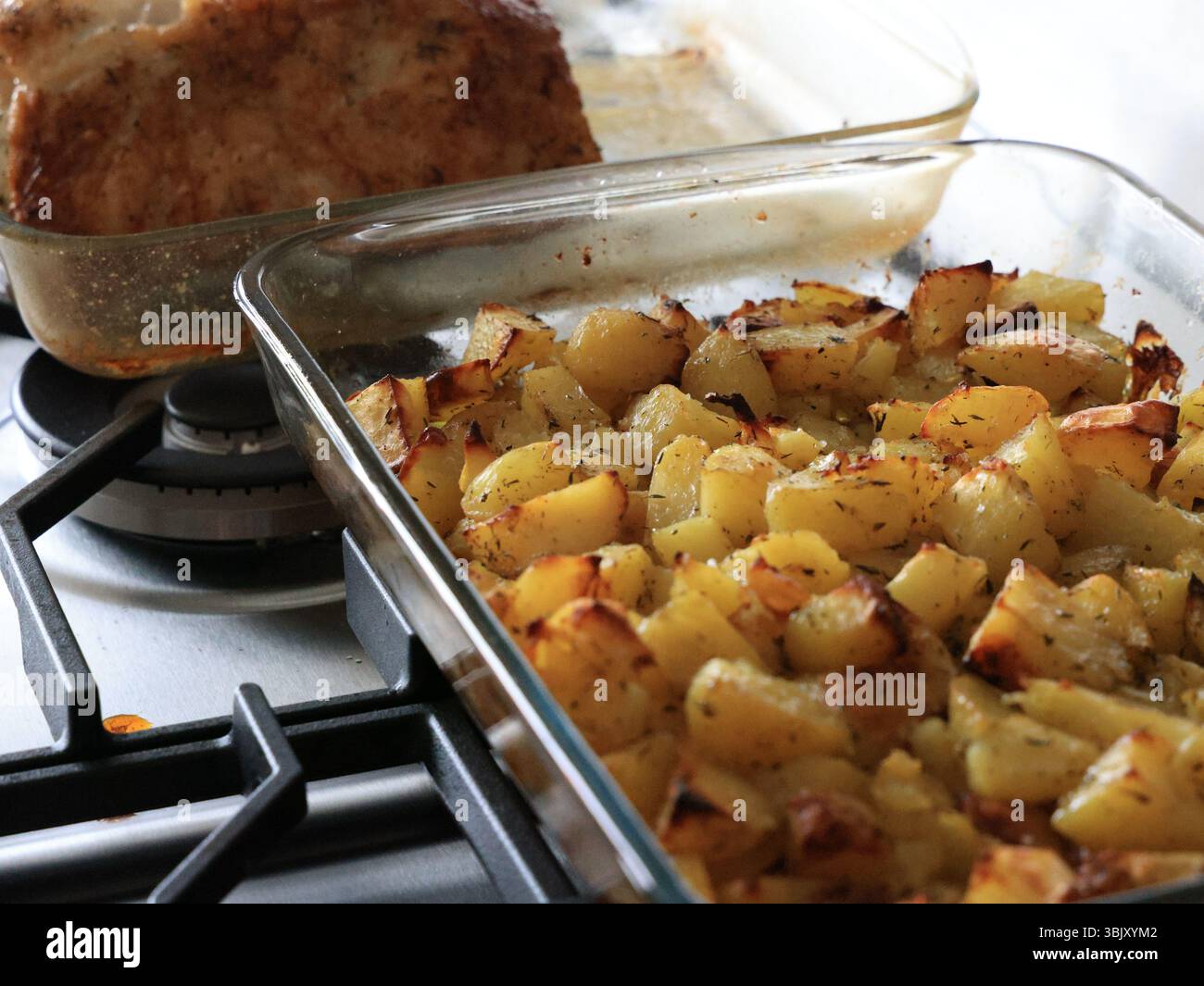patate arrosto con carne Foto Stock