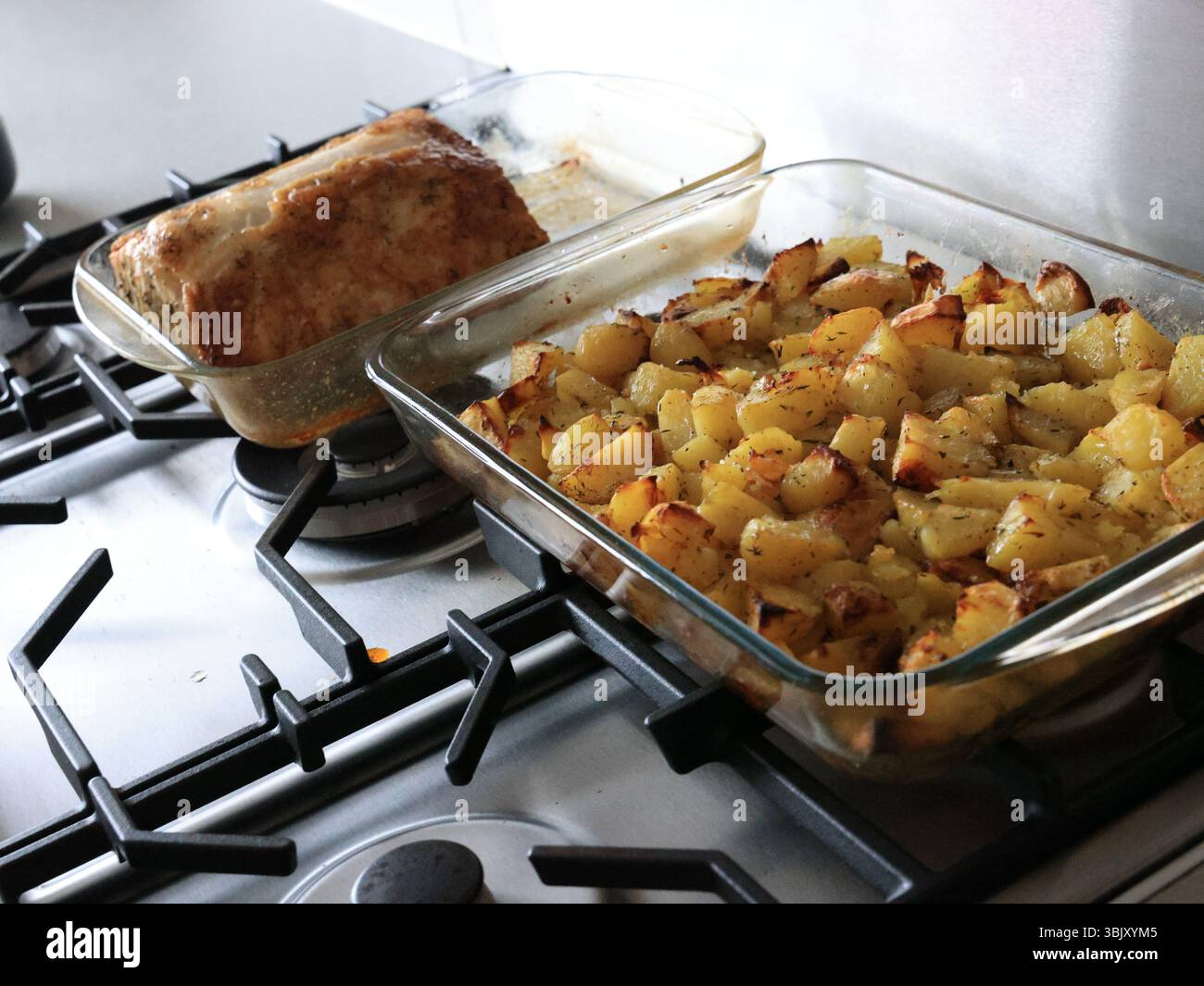 patate arrosto con carne Foto Stock
