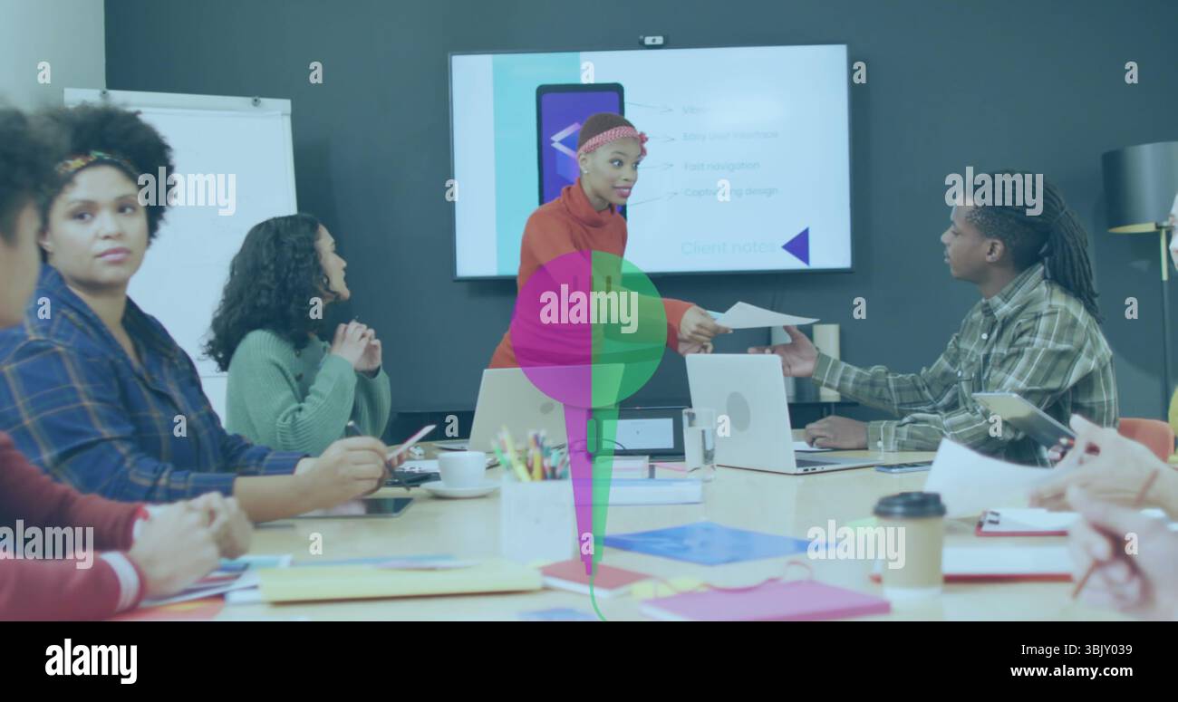 Consegna di un documento a una donna adulta che indossa un maglione arancione al tavolo da riunione, con notebook Foto Stock