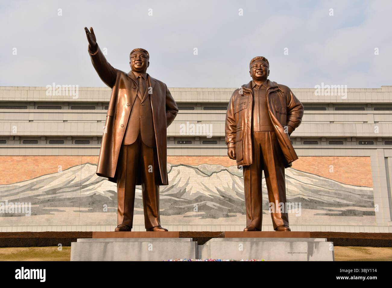 Statue d'oro dei dittatori Kim il Sung e Kim Jong il al grande monumento Mansudae a Pyongyang, Corea del Nord Foto Stock