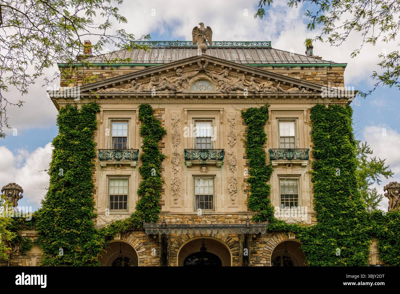 Kykuit, Rockefeller Estate, residenza neoclassica ricoperta di edera a colori, facciata in pietra ornata, scultura dell'aquila, Sleepy Hollow, New York. Foto Stock