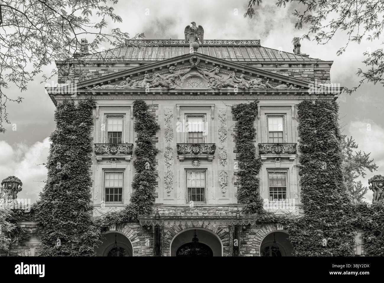 Kykuit, Rockefeller Estate, residenza neoclassica rivestita di edera, foto in bianco e nero, facciata ornata, scultura dell'aquila, Sleepy Hollow, NY. Foto Stock
