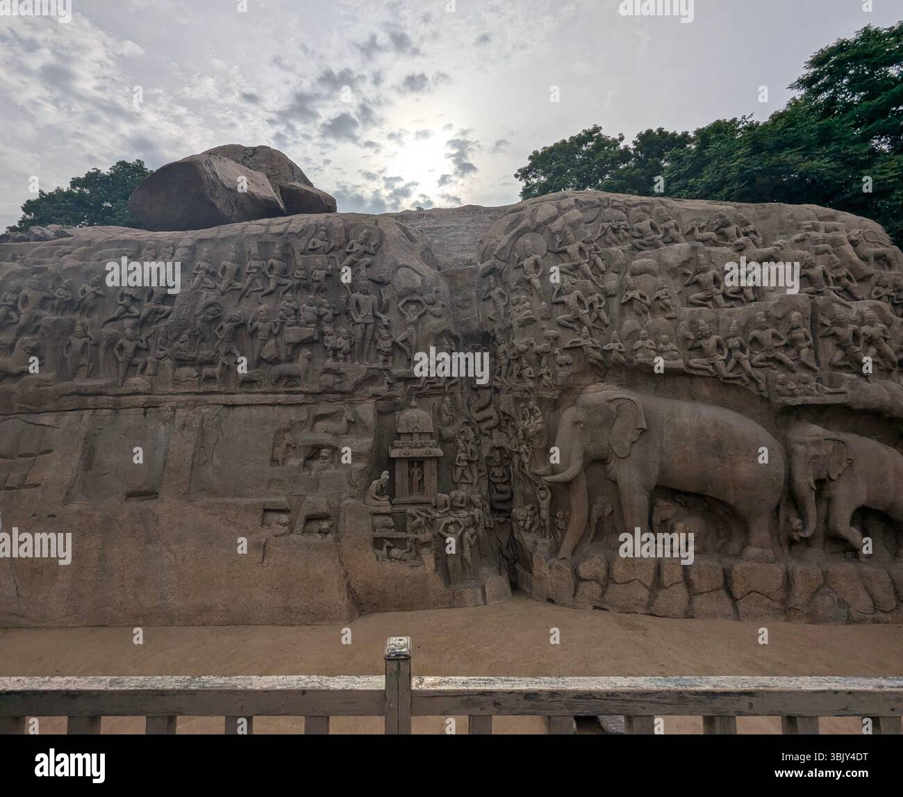 Antichi miti scolpiti nella pietra. Un capolavoro di narrazione a Mahabalipuram, dove le leggende prendono vita in granito. - Immagine stock catturata con smartphone