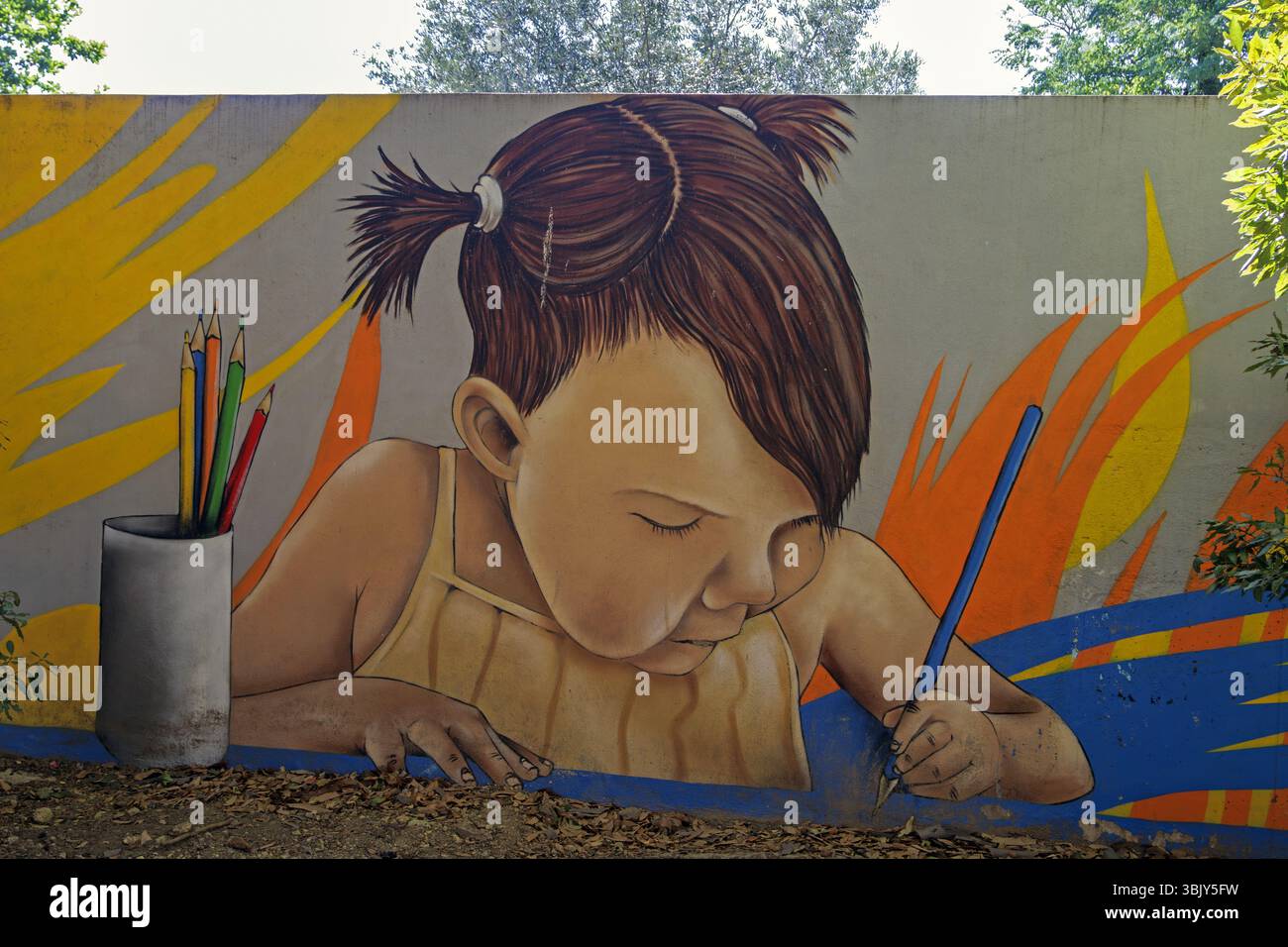 Sentiero di Street art nel villaggio di Serignan, vicino a Beziers. Occitanie, Francia Foto Stock