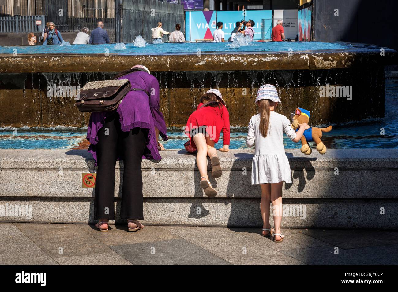 Donna e bambini alla fontana sulla piazza della cattedrale, Colonia, Germania. Frau und Kinder am Brunnen auf der Domplatte, Koeln, Deutschland. Foto Stock