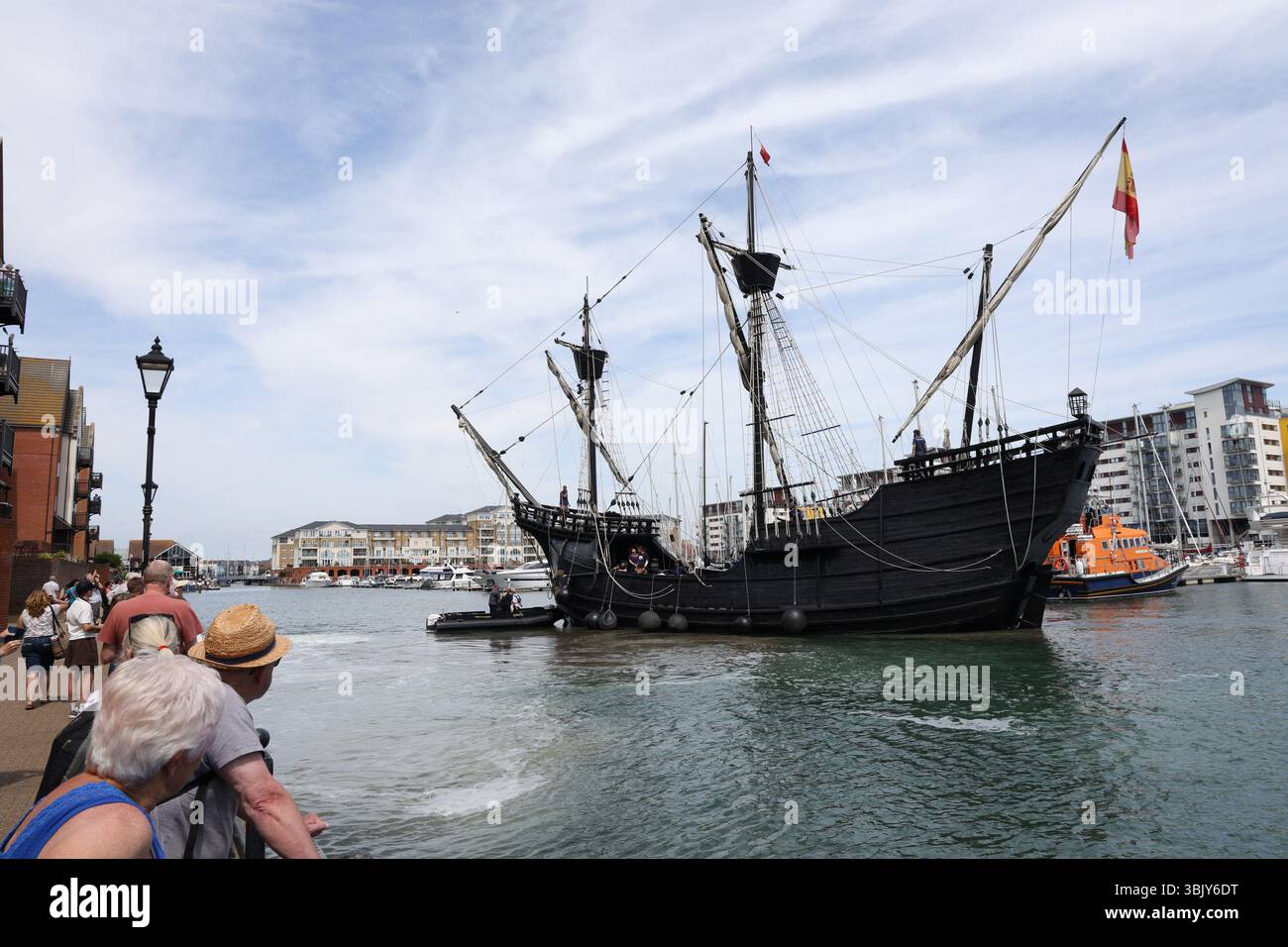 Eastbourne, regno unito. 17 giugno 2025. Il Nao Victoria, una replica in scala reale della nave spagnola del XVI secolo che per prima ha circumnavigato il globo, arriva a Eastbourne Harbour Credit:ed Brown/Alamy Live News Foto Stock
