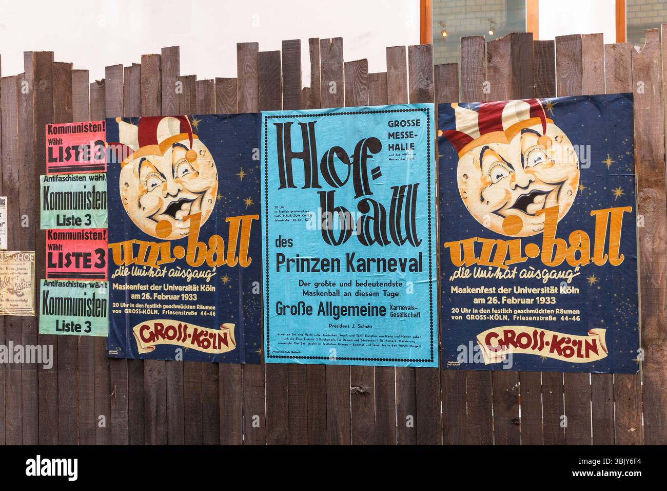 Film ambientato in strada Stavenhof nel quartiere Eigelstein, poster di carnevale e poster politici degli anni '1930 su una recinzione di legno, Colonia, Germania. Foto Stock