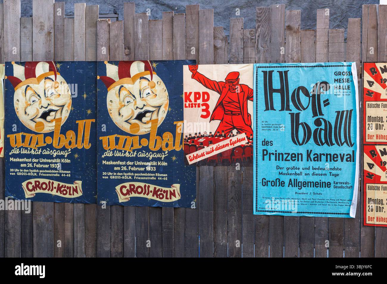 Film ambientato in strada Stavenhof nel quartiere Eigelstein, poster di carnevale e poster politici degli anni '1930 su una recinzione di legno, Colonia, Germania. Foto Stock