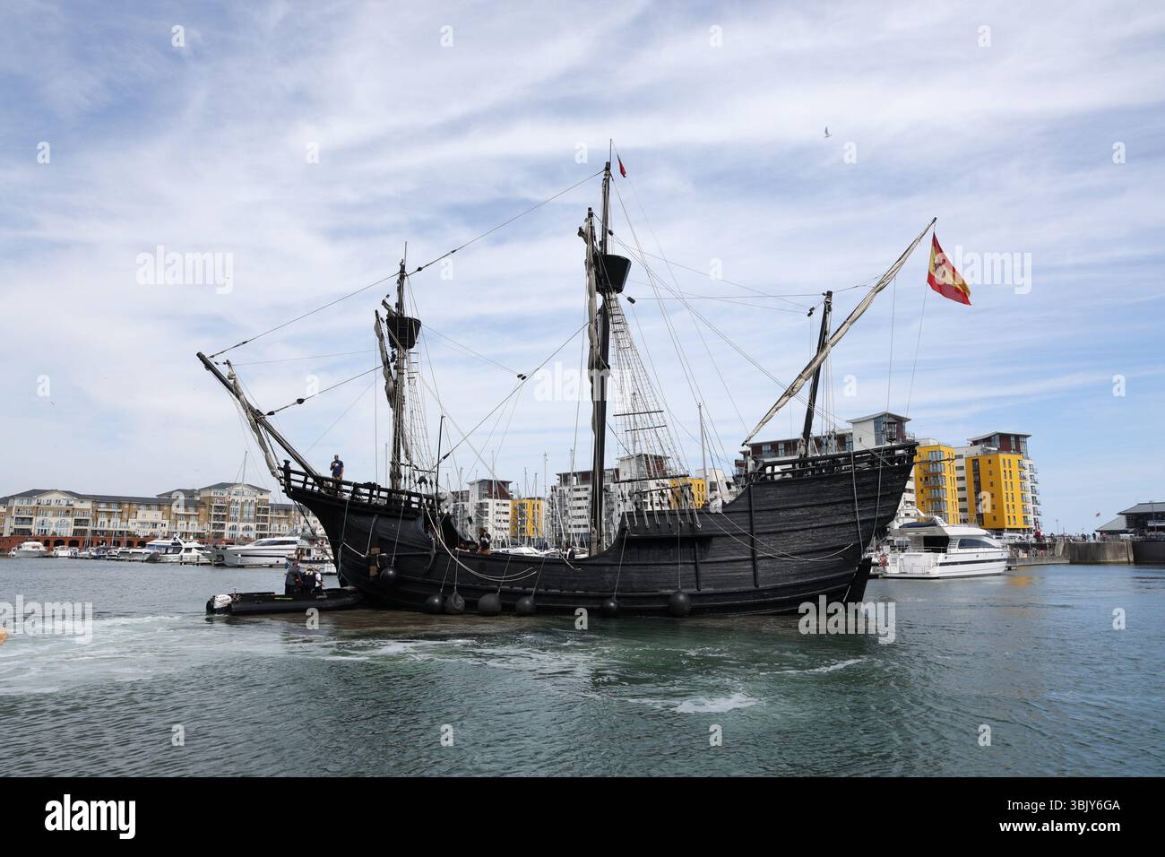 Eastbourne, regno unito. 17 giugno 2025. Il Nao Victoria, una replica in scala reale della nave spagnola del XVI secolo che per prima ha circumnavigato il globo, arriva a Eastbourne Harbour Credit:ed Brown/Alamy Live News Foto Stock