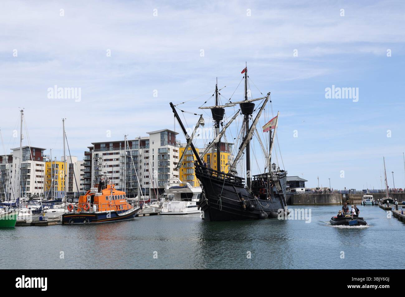 Eastbourne, regno unito. 17 giugno 2025. Il Nao Victoria, una replica in scala reale della nave spagnola del XVI secolo che per prima ha circumnavigato il globo, arriva a Eastbourne Harbour Credit:ed Brown/Alamy Live News Foto Stock
