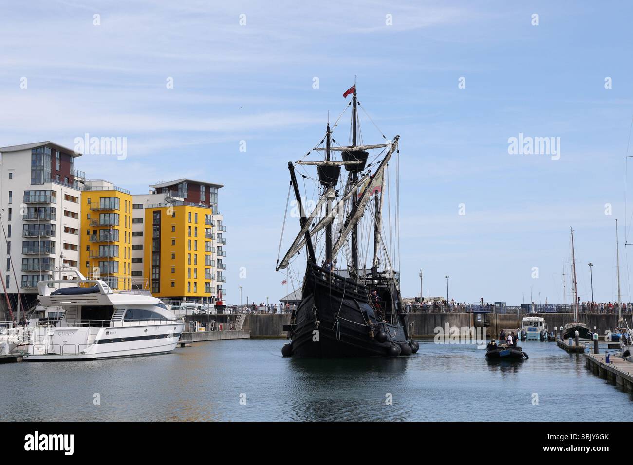 Eastbourne, regno unito. 17 giugno 2025. Il Nao Victoria, una replica in scala reale della nave spagnola del XVI secolo che per prima ha circumnavigato il globo, arriva a Eastbourne Harbour Credit:ed Brown/Alamy Live News Foto Stock