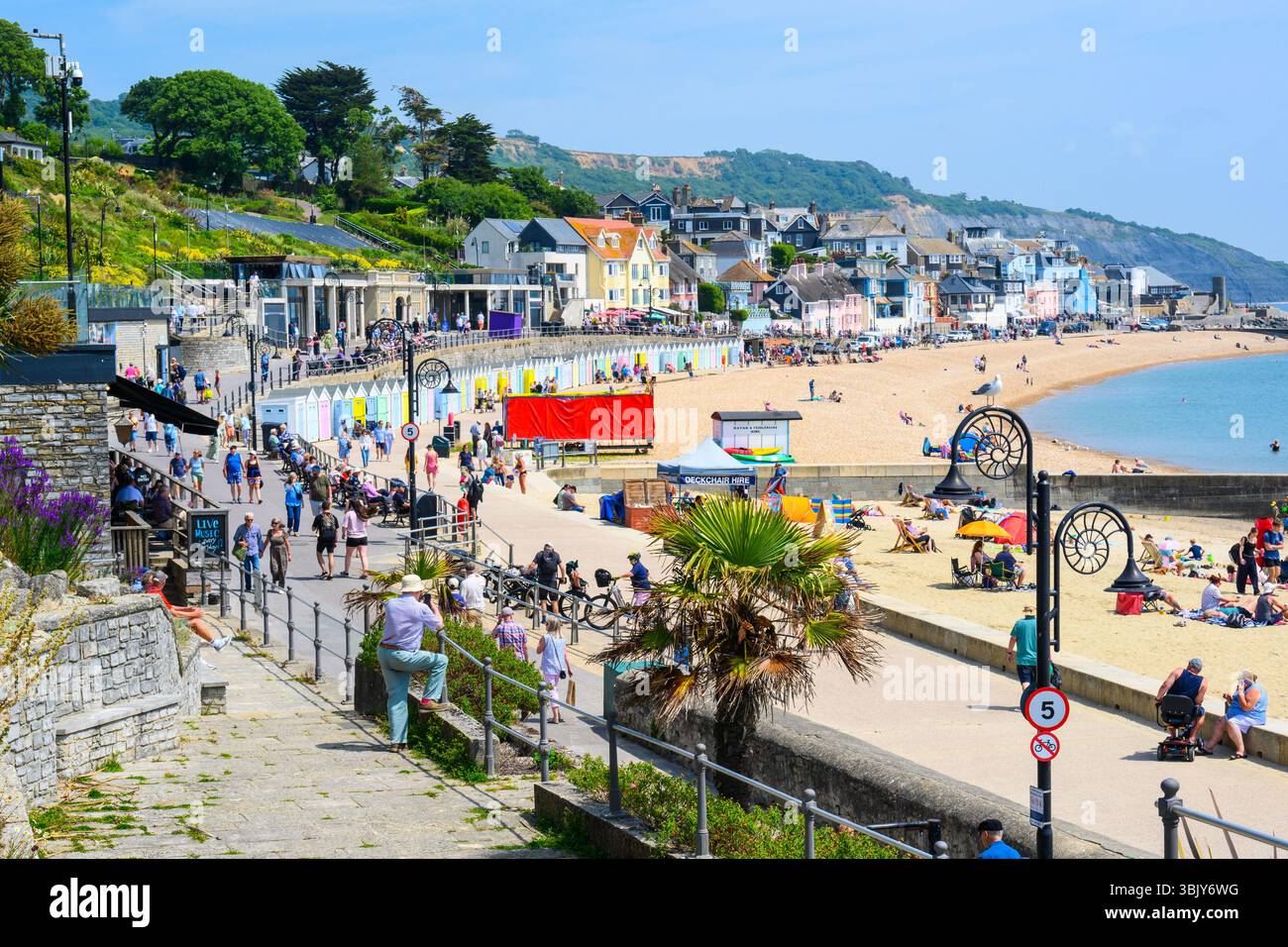 Lyme Regis, Dorset, Regno Unito. 17 giugno 2025. Meteo nel Regno Unito. I visitatori e la gente del posto si sono crogiolati al sole bollente nella località balneare di Lyme Regis. Le temperature sono destinate ad aumentare verso il fine settimana con la prima ondata di caldo dell'anno prevista. Crediti: Celia McMahon/Alamy Live News Foto Stock