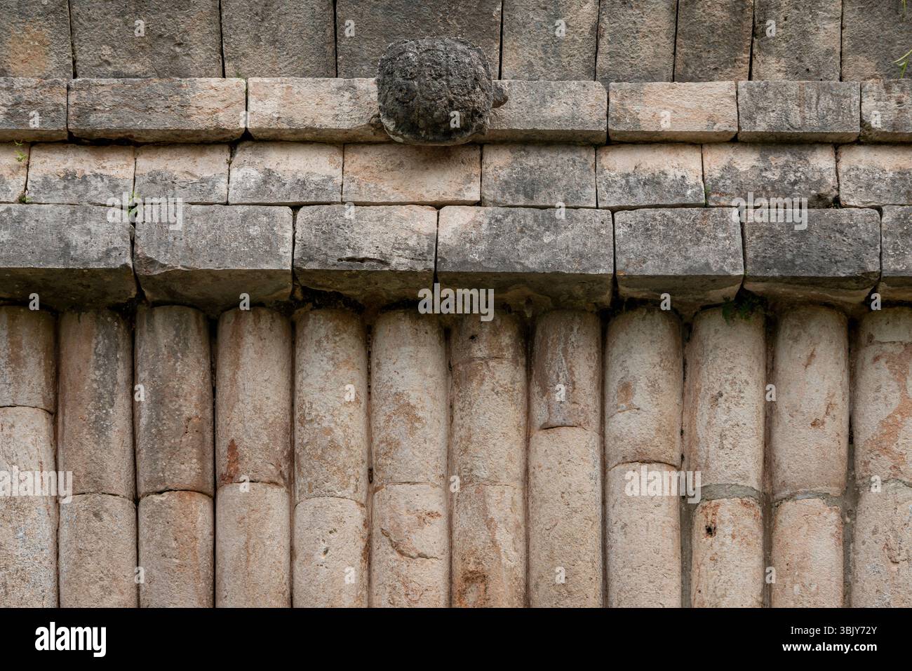 Casa delle tartarughe con colonne in pietra distintive e dettagli architettonici scolpiti in Messico, penisola dello Yucatan, rovine di Uxmal. Foto Stock