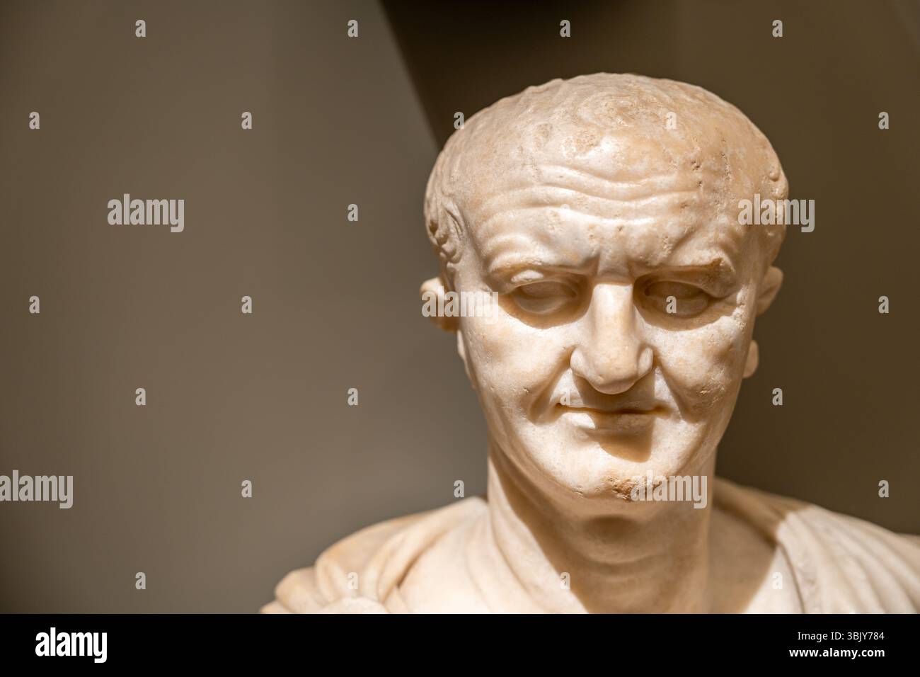 Primo piano su una faccia ruvida di un vecchio scolpito in marmo Foto Stock