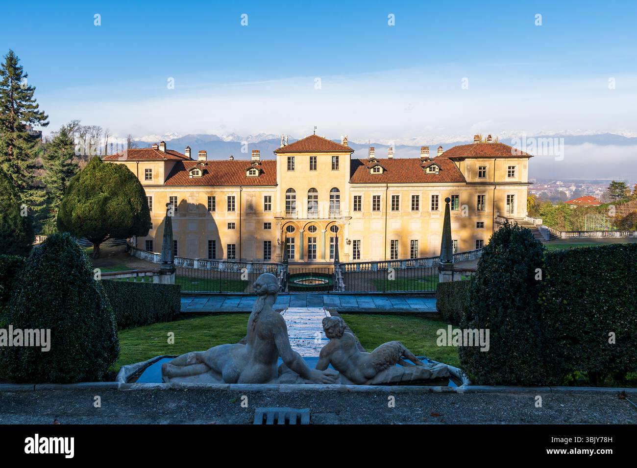 Facciata esterna di una splendida villa italiana a Torino vista dal suo giardino Foto Stock