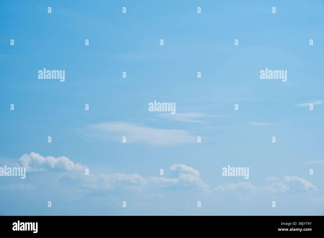 Cielo. Cielo blu con sfondo bianco nuvole. Nuvole ricci in una giornata estiva di sole. Nuvoloso leggero. Bel tempo. Sfondo semplice sk Foto Stock