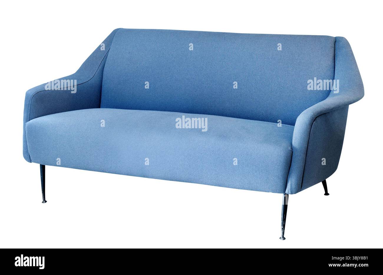 Comodo divano blu chiaro con sottili gambe nere isolate su sfondo bianco Foto Stock
