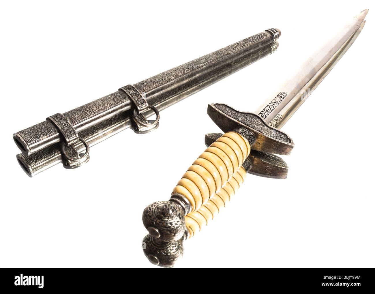 Coltello da guerra mondiale e incisione su sfondo bianco isolato Foto Stock