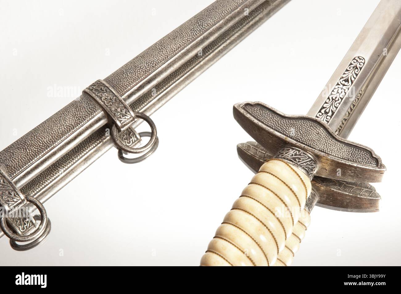 Coltello da guerra mondiale e incisione su sfondo bianco isolato Foto Stock