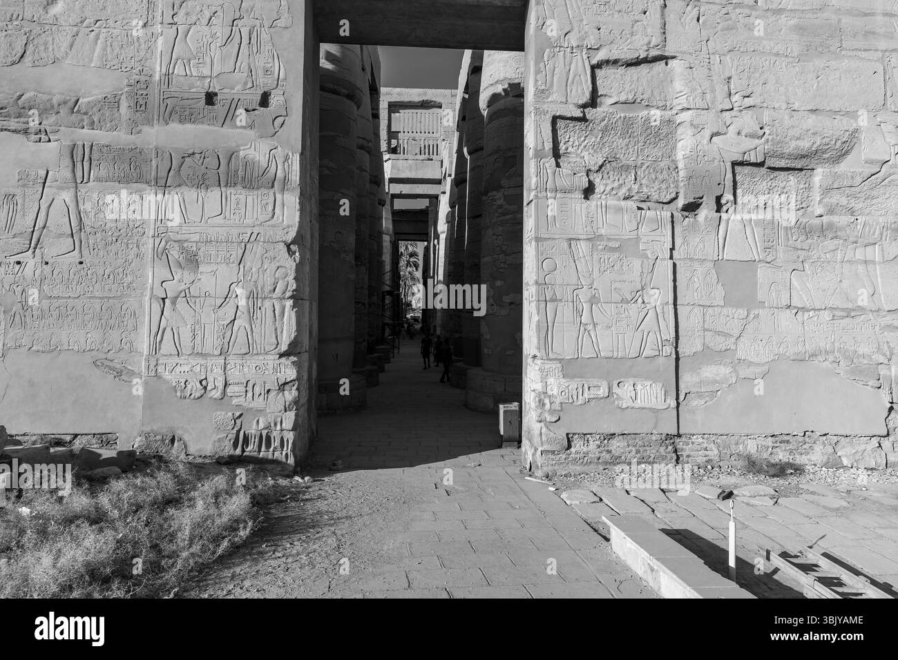 I turisti camminano attraverso il tempio di Karnak a Luxor, in Egitto, per scoprire l'antica architettura e la storia egizia. Foto Stock