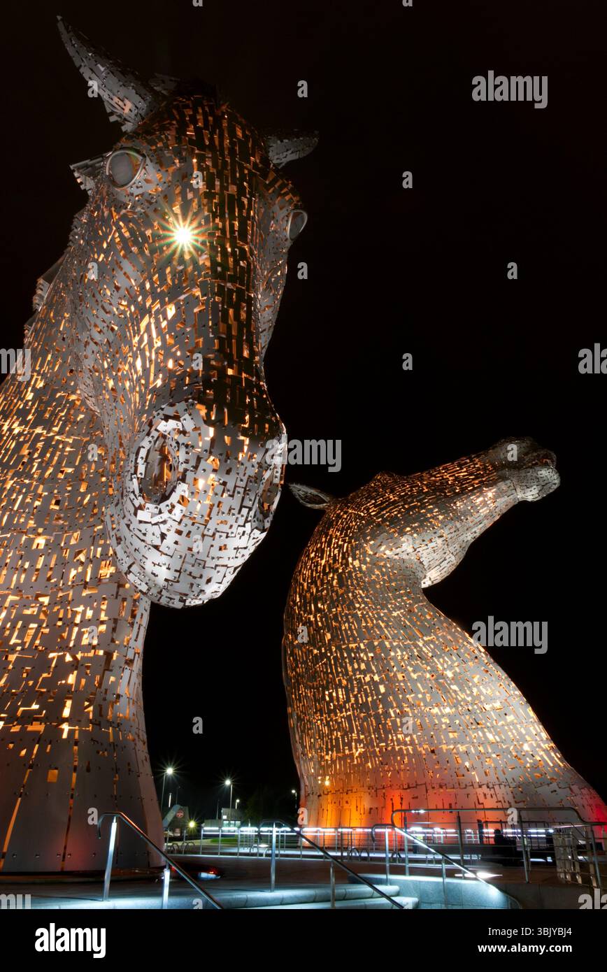 Red Gold, Starburst, Kelpie, guardando dall'alto verso il basso: The Kelpies, The Helix, Grangemouth, Falkirk FK2 7ZT Foto Stock