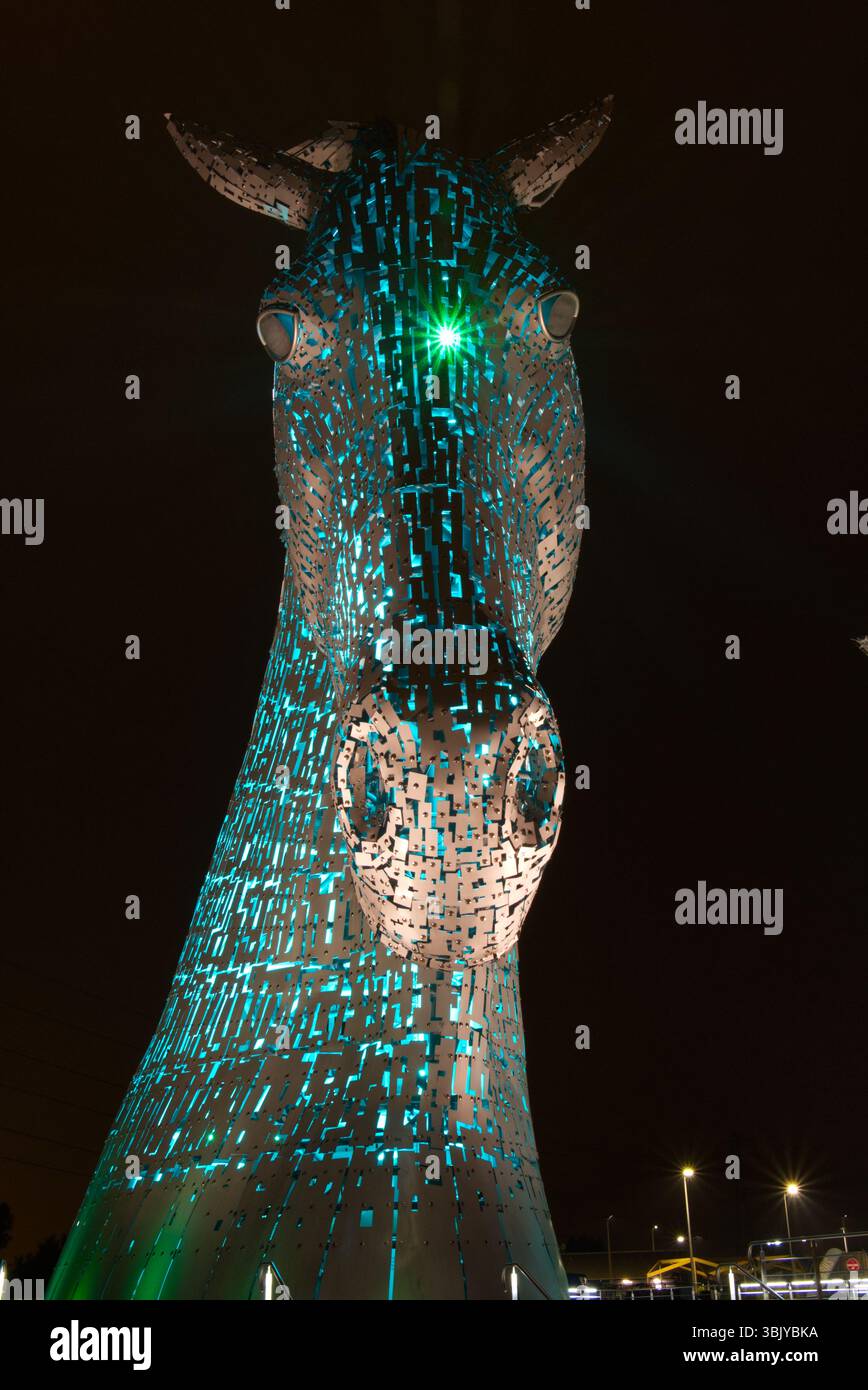 Kelpie solitario con Green Flash: The kelpies, The Helix, Grangemouth, Falkirk FK2 7ZT Foto Stock