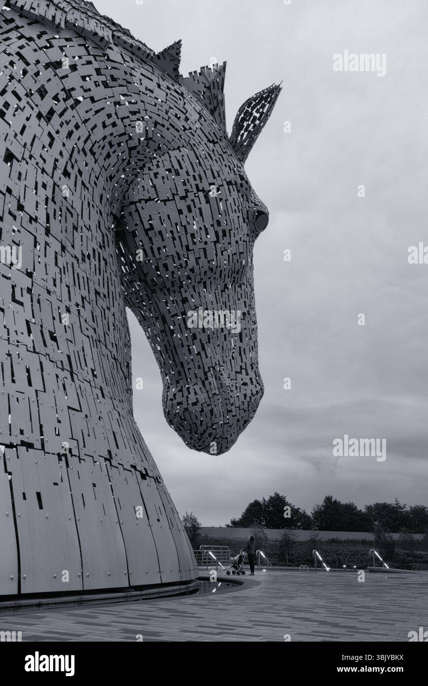 Ti vedo! Madre e carrozza sotto un Kelpie che guarda: The Helix, Grangemouth, Falkirk FK2 7ZT Foto Stock