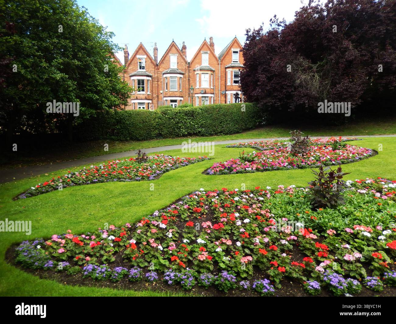 Splendido giardino dei fiori con case vittoriane sullo sfondo. Lincoln, Inghilterra Foto Stock